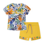 Completo da bambnino con maglia colorata e pantaloncino giallo della marca Tuc Tuc.