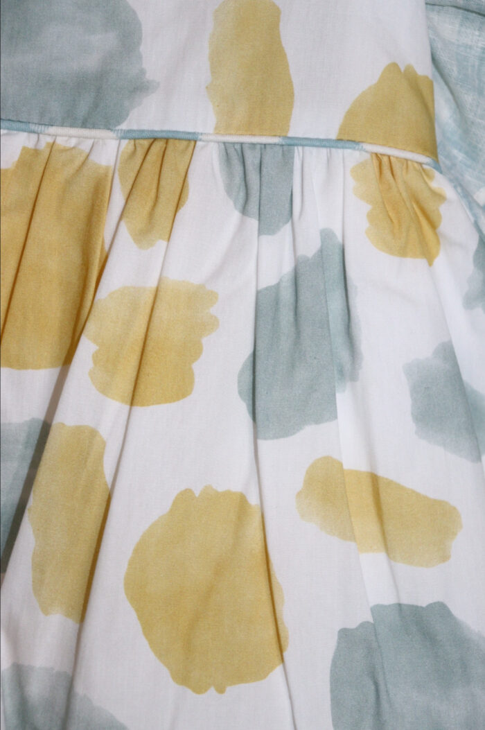 Abito bianco con pois e bretelle da bambina della marca Marta y Pau - immagine 4