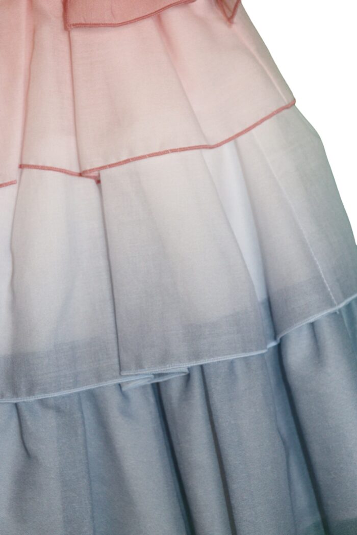 Abito a balze con fiocco da bambina della marca Marta y Paula - immagine 2