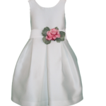 Abito bianco con fiori da bambina