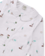 Completo di camicia e pantaloni per neonato con stampa di casette e alberi. - immagine 3