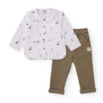 Completo di camicia e pantaloni per neonato con stampa di casette e alberi.