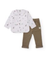 Completo di camicia e pantaloni per neonato con stampa di casette e alberi.