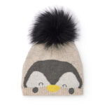 Gorro tejido para bebé niño en color beige con diseño de pingüino y pompón negro.