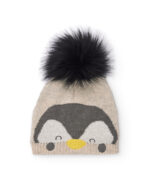 Gorro tejido para bebé niño en color beige con diseño de pingüino y pompón negro.