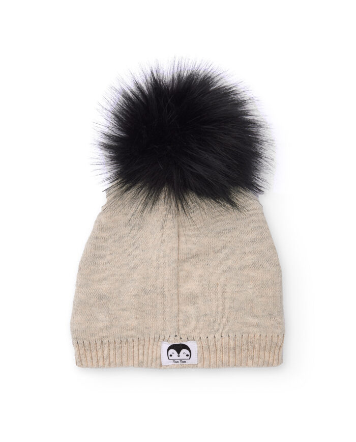 Gorro tejido para bebé niño en color beige con diseño de pingüino y pompón negro. - immagine 2