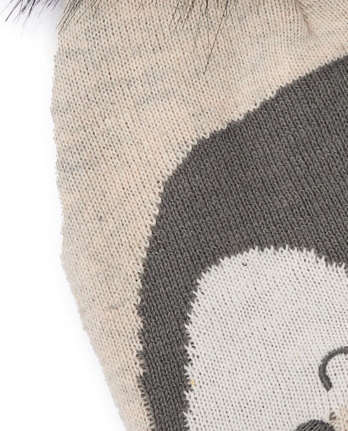 Gorro tejido para bebé niño en color beige con diseño de pingüino y pompón negro. - immagine 3