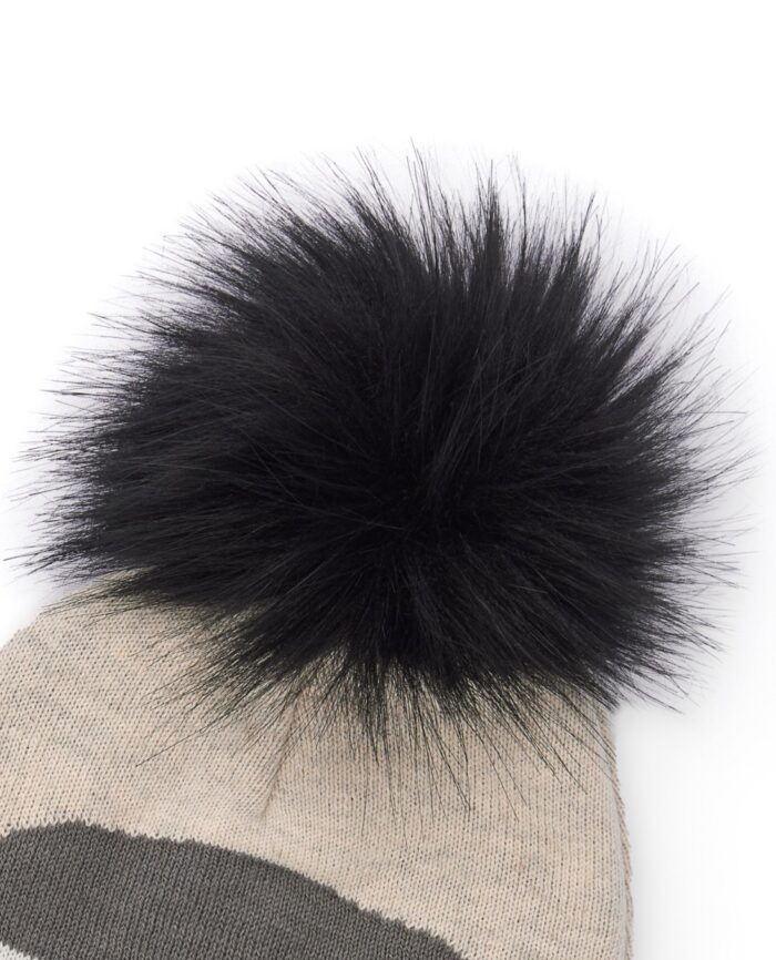 Gorro tejido para bebé niño en color beige con diseño de pingüino y pompón negro. - immagine 4