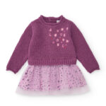 Vestito in maglia e tulle per bambina nei toni del viola con stampa floreale.