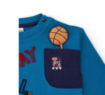 Completo blu per bambino con stampe e ricami sportivi – Felpa e pantaloni garzati - immagine 3